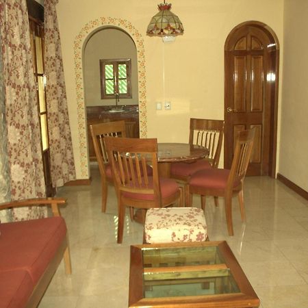 Cancun International Suites Bagian luar foto